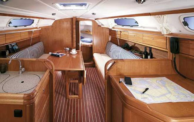 Bavaria 37 saloon ©  SW